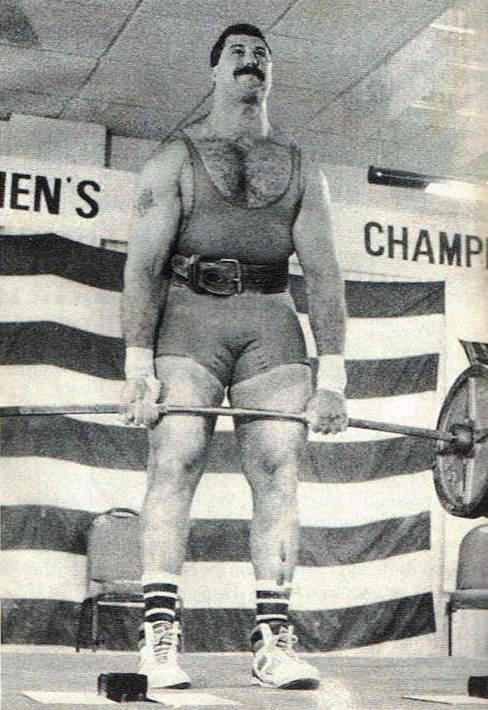 Gary Heisey při pozvedu se 415 kg. 